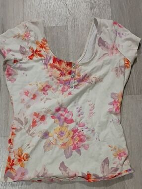 GUESS White Floral Short Sleeve Scoop Neck Top with Front Buttons